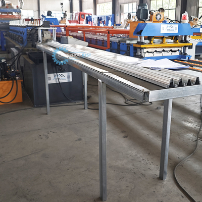 Machine de formage de rouleaux de canaux à coupe volante à grande vitesse sans arrêt