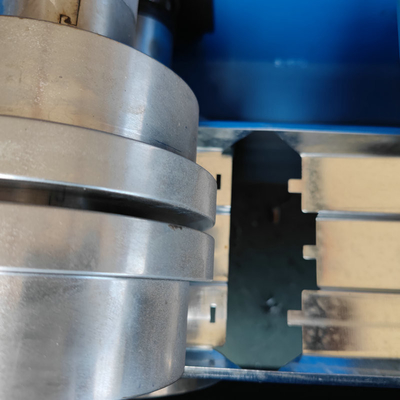 0.8-1.2 mm machine de formage à rouleaux à double tête de porte à auto-verrouillage