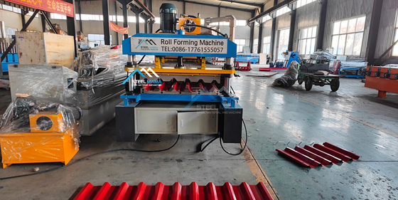 Machine de formage de rouleaux de tôle de toit compacte avec vitesse de formage de 8 à 15 m/min et découpe hydraulique