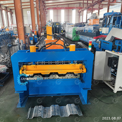 Machine à découper hydraulique pour la fabrication de tôles de revêtement de sol et de rouleaux