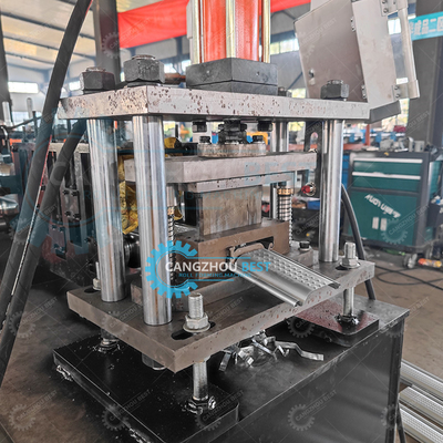 Épaisseur de l'acier 0,8 mm Différence d'emboutissage volet de porte à rouleaux Profil machine de formage de rouleau
