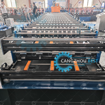 Machine de fabrication de feuilles ondulées à grande vitesse et de feuilles trapézodiennes pour découpeuse de scie volante à profil