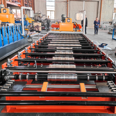 La plus nouvelle conception pour le petit pain large de feuille de toiture du marché de haute plaine formant la machine avec le contrôle de PLC