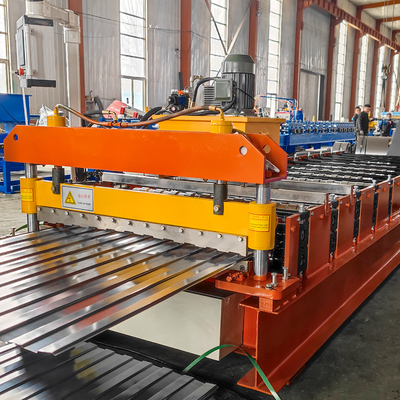 La plus nouvelle conception pour le petit pain large de feuille de toiture du marché de haute plaine formant la machine avec le contrôle de PLC
