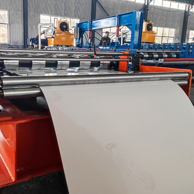 Machine de fabrication de profilés en acier coloré à haute vitesse