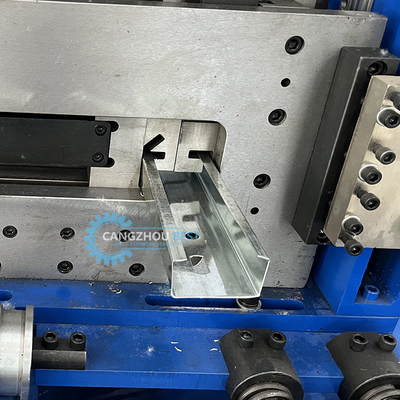 Contrôle plc C Z U Machine de formage de rouleaux de purlin Perçage et coupe hydraulique
