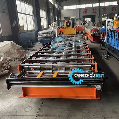 Coupe hydraulique 5.5kw Power Color Steel Profile Russie Machine de formage de rouleaux de tuiles