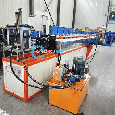 Machine de formage à froid de volet roulant personnalisable avec système d'entraînement par chaîne ou boîte de vitesses