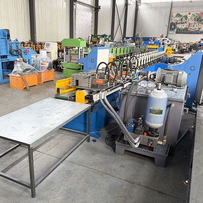 Machine de formage de rouleaux de grille de plafond en croix T24X26 hydraulique à poinçonnage rapide