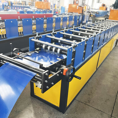 Machine de formage de gouttières en acier galvanisé à commande PLC et coupe hydraulique