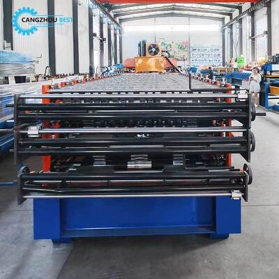 Machine de formage de rouleaux de tuiles en acier couleur à trois couches peu encombrante